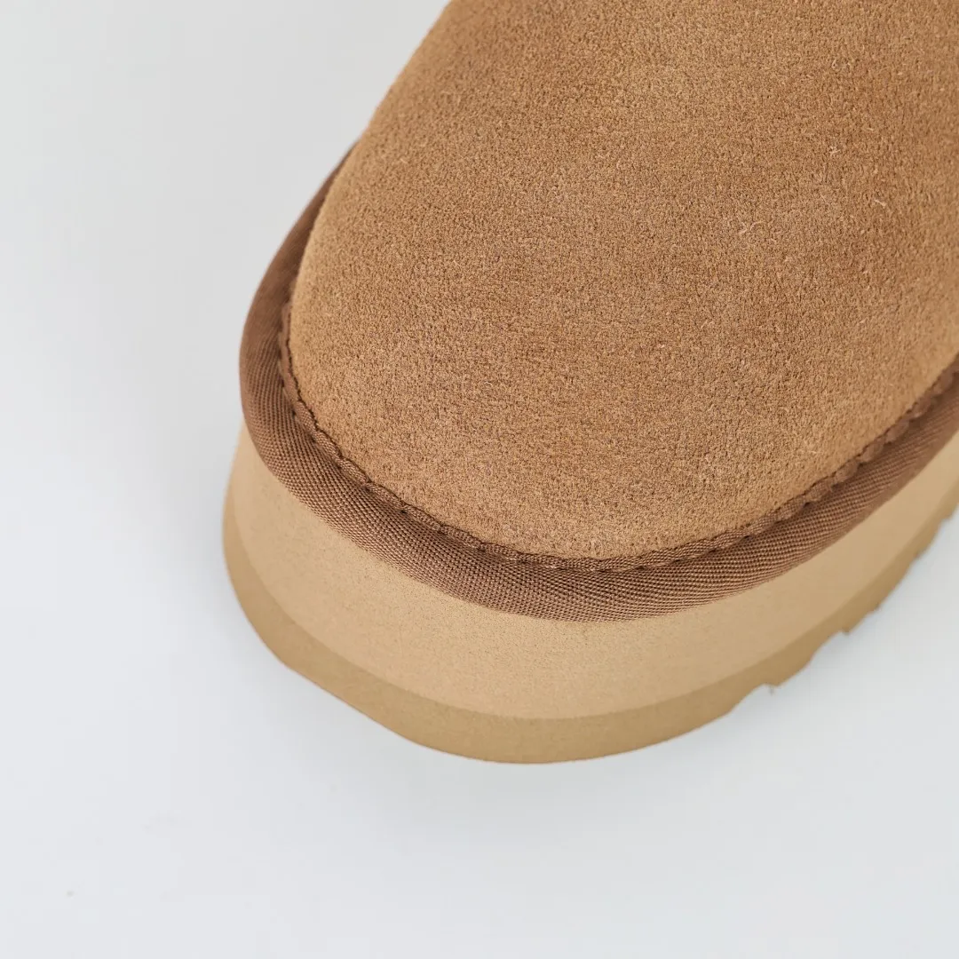 Pick up locally 💰440 The core recommendation is good price E4 UGG Thick-soled short style Zhou Dongyu and Wang Yibo's same series Xiaohongshu popular model Henan Longfeng leather production Cashmere insole is a very suitable choice for keeping warm in winter when going out and at home. In the new year, uug launched a style series, which is partially geared towards the preferences of young consumers and has also been at the forefront of fashion trends. Shoe body material UGGPURE™ implanted wool insole Lightweight non-slip and comfortable rubber outsole With brand LOGO and complete packaging Size: 35 36 37 38 39 40